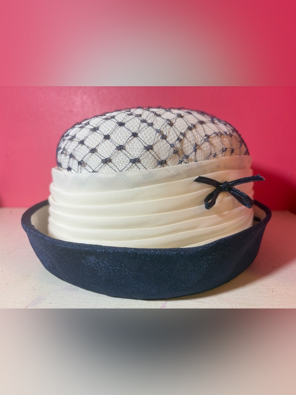 VINTAGE Woman's Ivory & Navy Veiled Hat with Bow Detailing RARE Retro 50s Classy - Picture 5 of 12